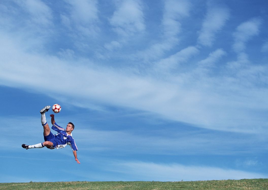 球, 跳跃, 休闲, 踢, 足球运动员 壁纸 2180x1547 允许