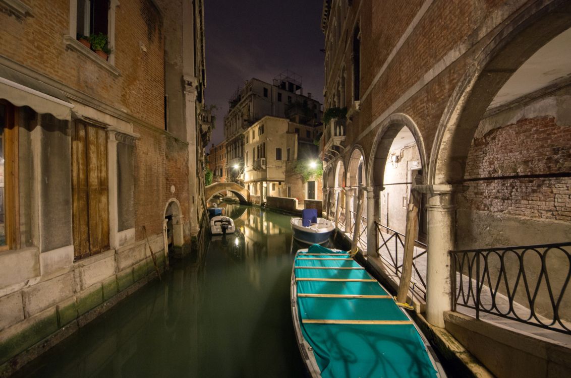 Bateau Bleu Sur la Rivière Entre Bâtiment en Béton Brun Pendant la Journée. Wallpaper in 2880x1908 Resolution