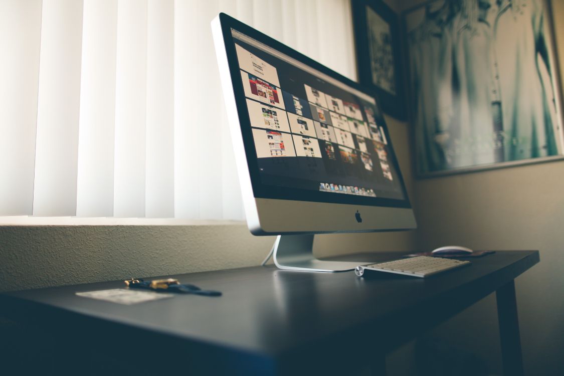 Imac Plateado en la Mesa Cerca Del Teclado Mágico de Apple. Wallpaper in 5616x3744 Resolution