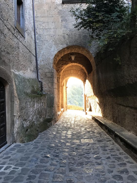 Grauer Betonflur Mit Bogenförmigen Fenstern. Wallpaper in 3024x4032 Resolution