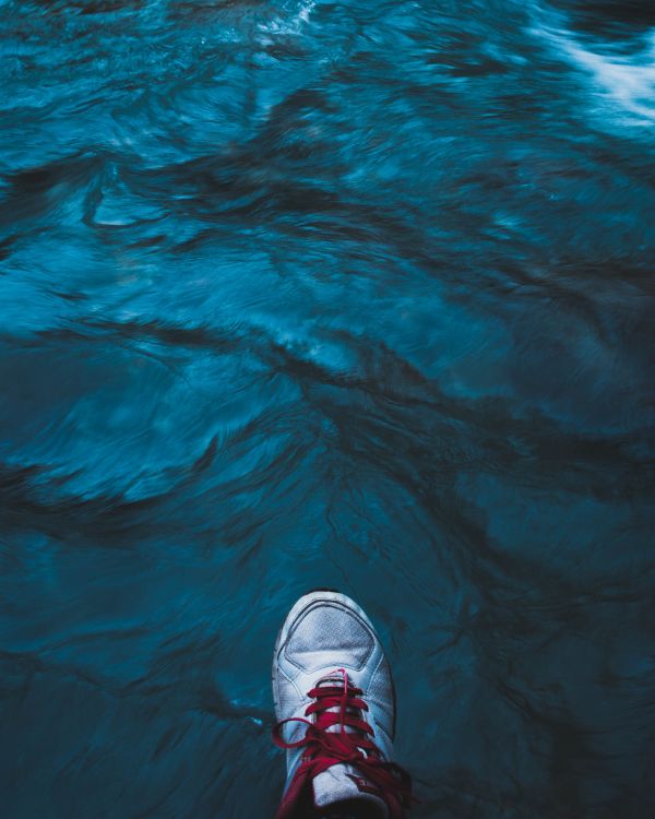 Persona en Zapatillas Blancas y Negras de Pie Sobre el Agua. Wallpaper in 3040x3799 Resolution