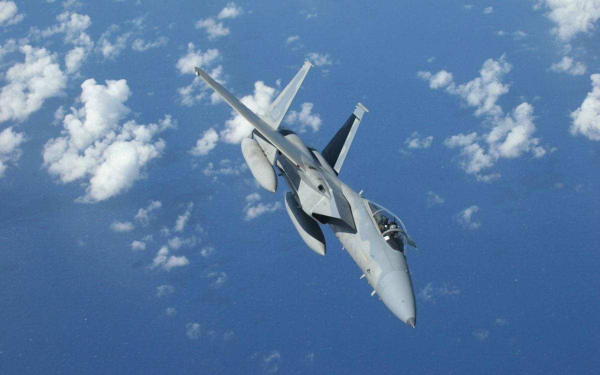 Gray Fighter Jet Flying in The Sky. Wallpaper in 1920x1200 Resolution