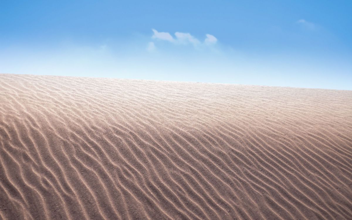 Tagsüber Brauner Sand Unter Blauem Himmel. Wallpaper in 2880x1800 Resolution
