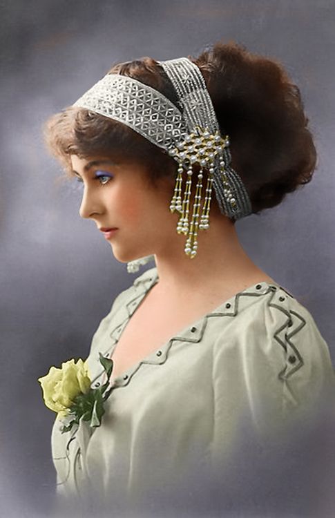 Frau im Weißen Kleid Mit Weißem Und Schwarzem Hut. Wallpaper in 1942x3000 Resolution