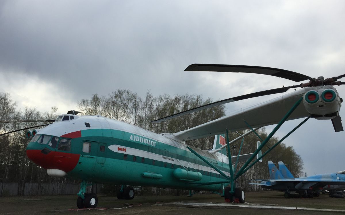 Avión Blanco y Azul Bajo Nubes Blancas Durante el Día. Wallpaper in 2880x1800 Resolution