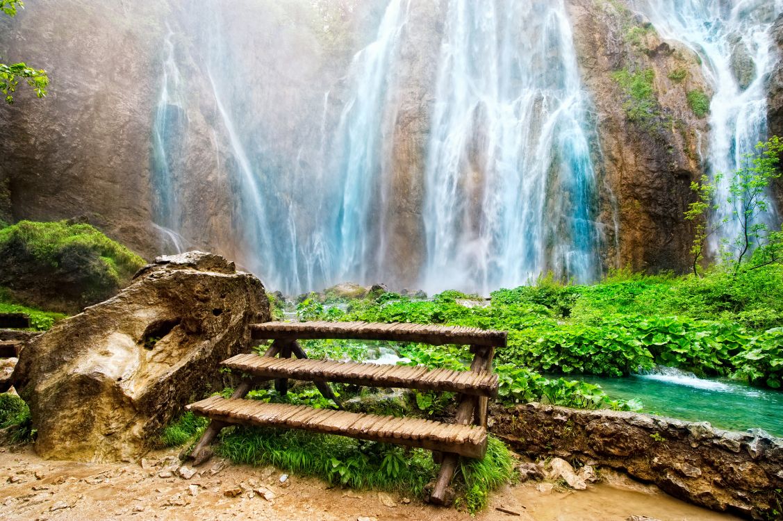 Banc en Bois Marron Près Des Cascades Pendant la Journée. Wallpaper in 5410x3600 Resolution