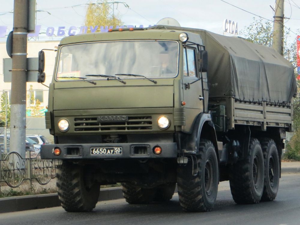 Grün-weißer LKW Tagsüber Unterwegs. Wallpaper in 2048x1536 Resolution