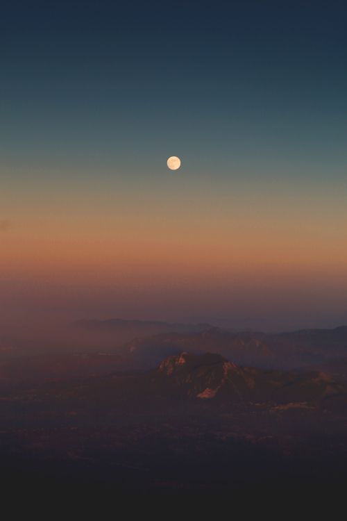 Montañas Marrones Bajo un Cielo Azul Durante el Día. Wallpaper in 3648x5472 Resolution
