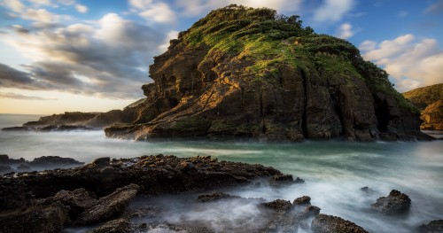 Image brown rock formation on sea during daytime