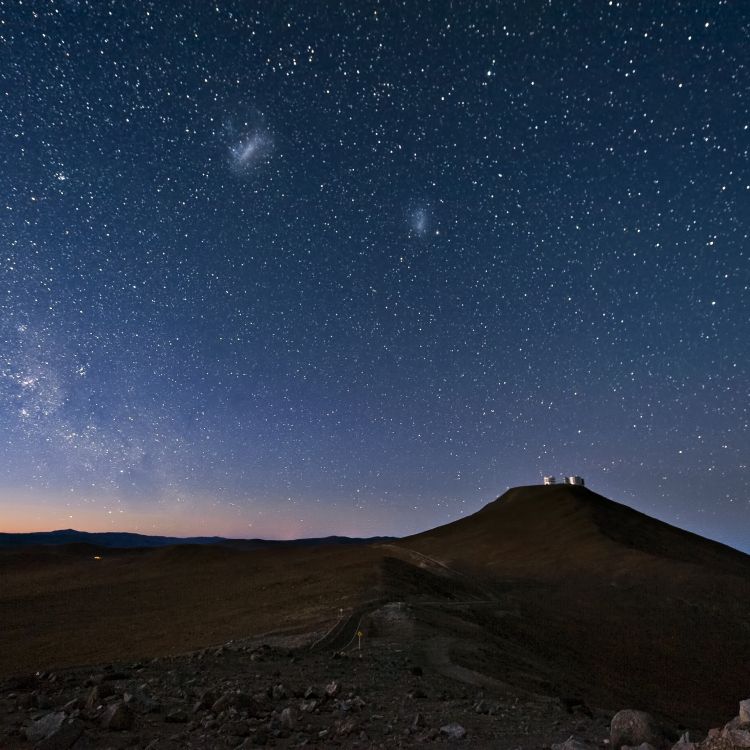 Montagne Brune Sous un Ciel Bleu Avec Des Étoiles Pendant la Nuit. Wallpaper in 2048x2048 Resolution