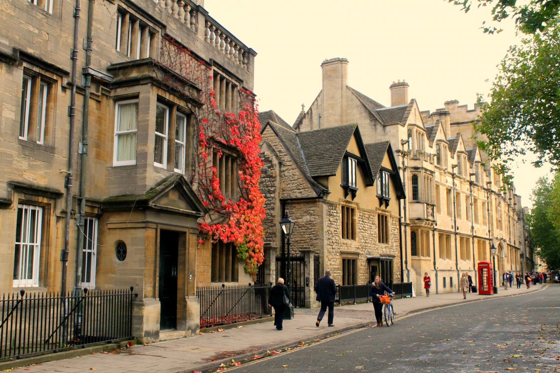 Personnes Marchant Sur le Trottoir Près D'un Bâtiment en Béton Brun Pendant la Journée. Wallpaper in 3318x2212 Resolution