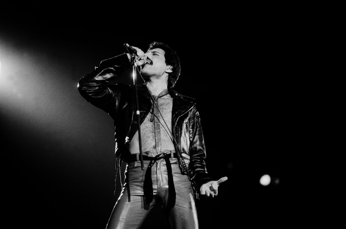 Freddie Mercury, Queen, Leistung, Schwarz, Mikrofon. Wallpaper in 5235x3471 Resolution