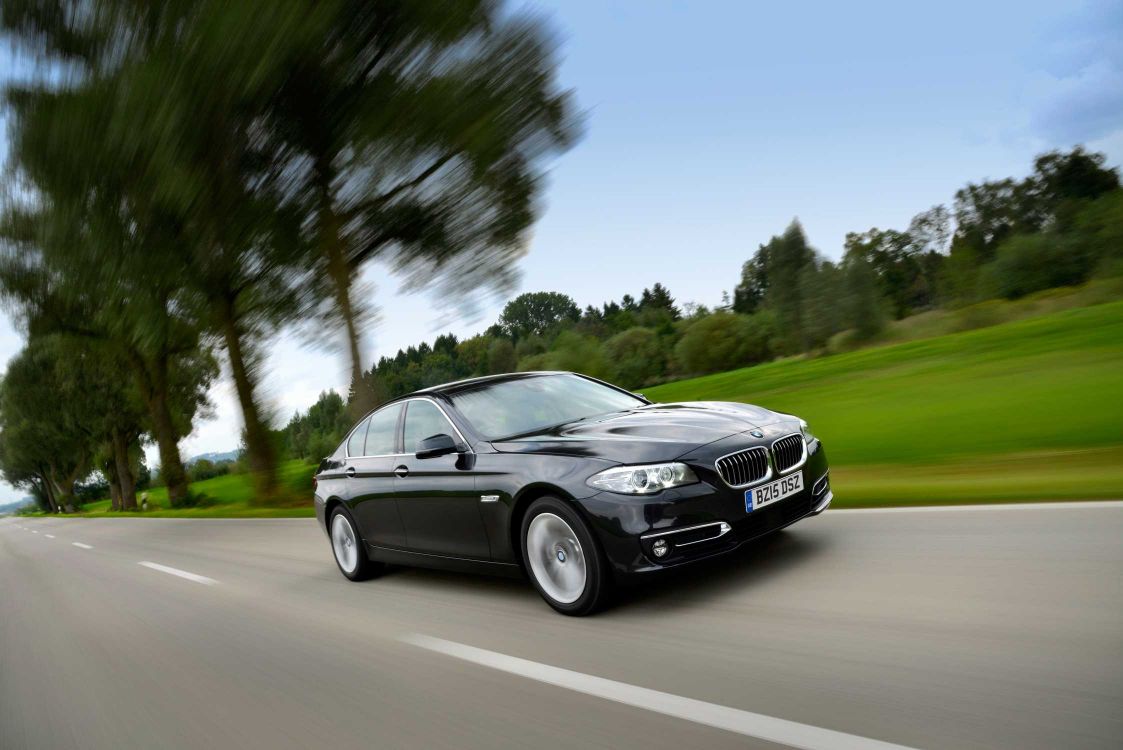 Mercedes Benz Coupé Noir Sur Route Pendant la Journée. Wallpaper in 2247x1500 Resolution