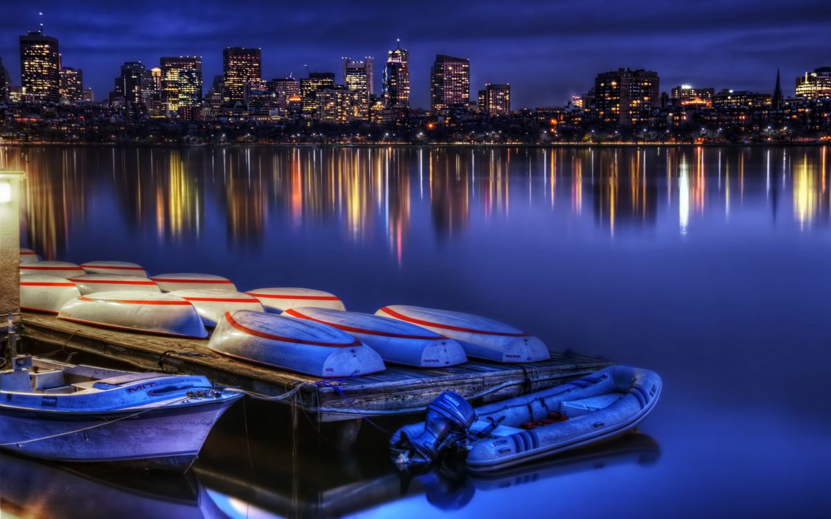 Blaues Und Weißes Boot Auf Dem Wasser Während Der Nacht. Wallpaper in 2560x1600 Resolution