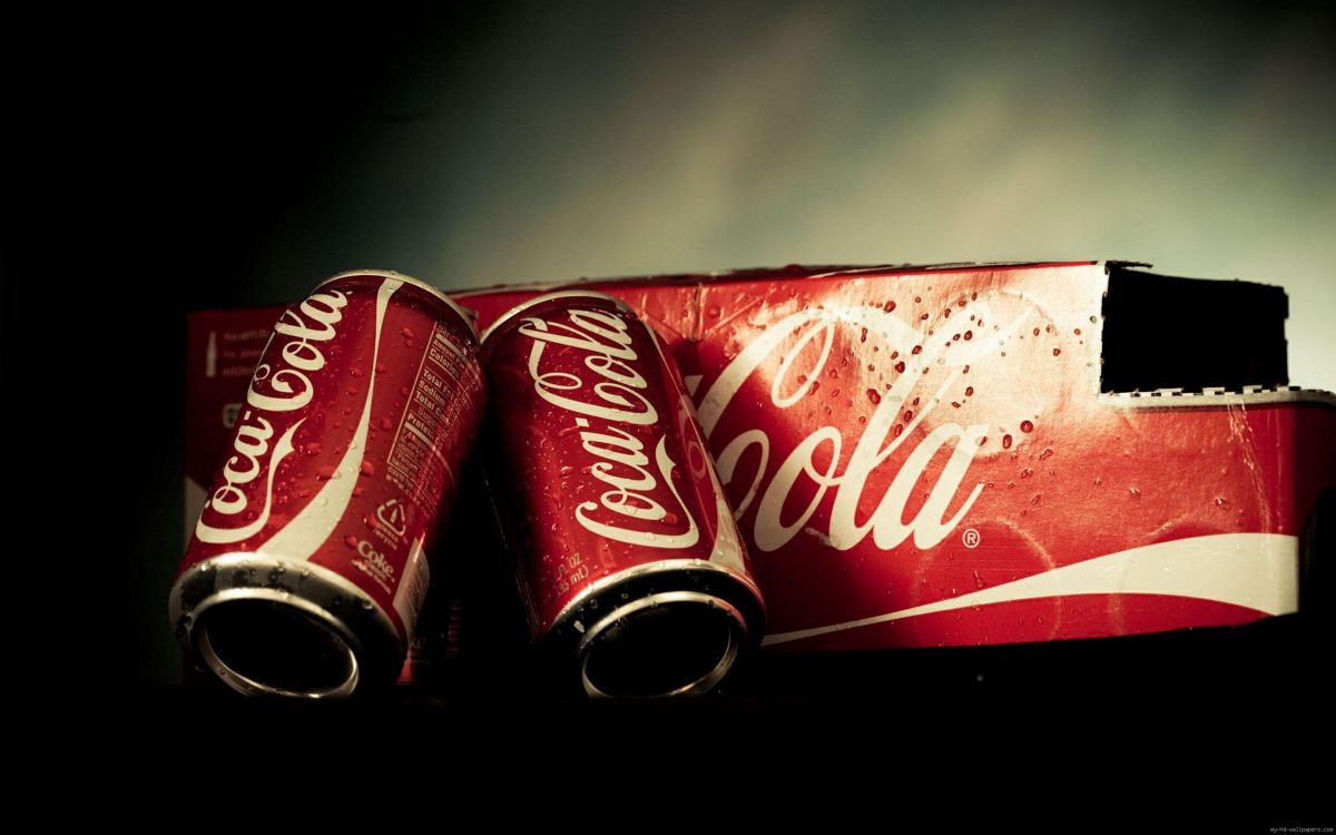 Canette de Cerise de Coca Cola Sur Une Surface Noire. Wallpaper in 2560x1600 Resolution