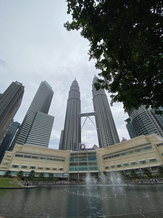 Petronas Towers, Kuala Lumpur, Malaysien, Wasser, Tower Block. Wallpaper in 1536x2048 Resolution