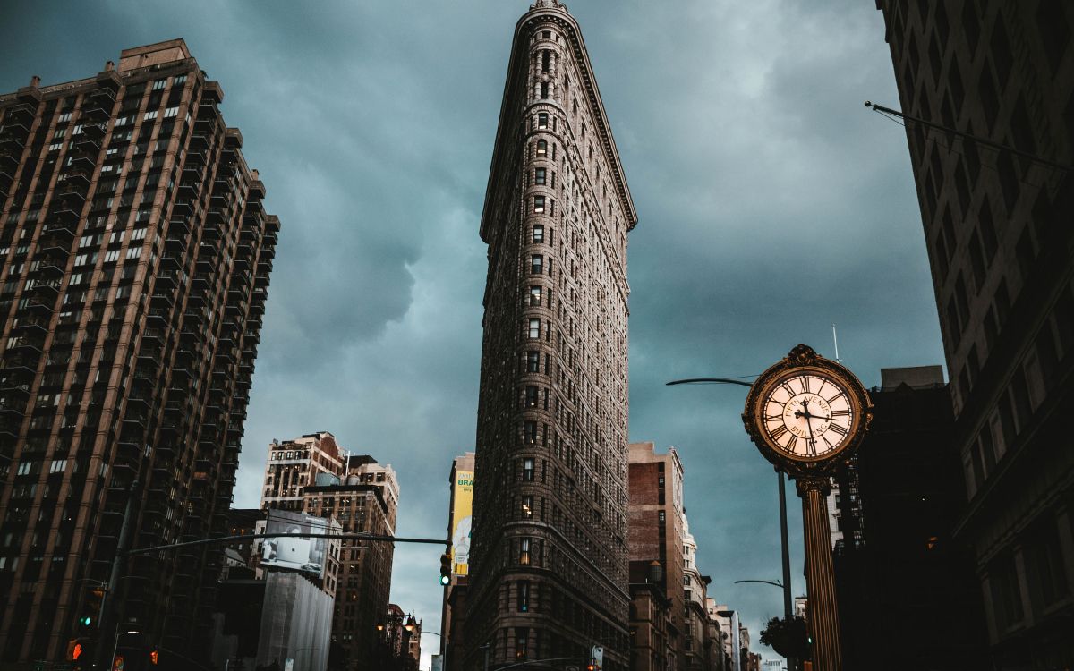 Gray Concrete Building Under Cloudy Sky During Daytime. Wallpaper in 3840x2400 Resolution