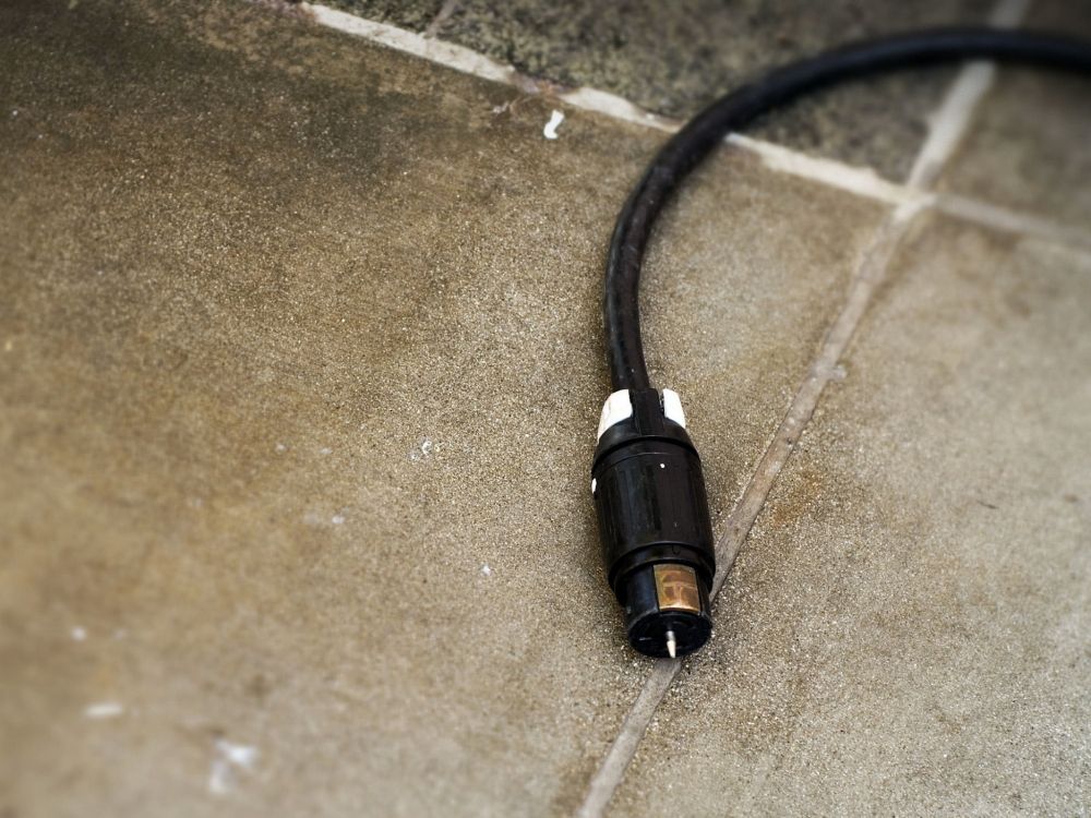 Schwarze Audiobuchse Auf Braunem Textil. Wallpaper in 2048x1536 Resolution