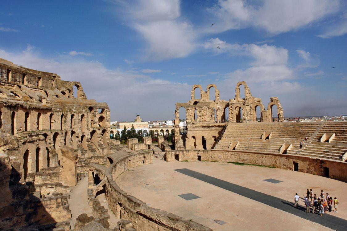 Braunes Betongebäude Unter Blauem Himmel Tagsüber. Wallpaper in 3264x2176 Resolution