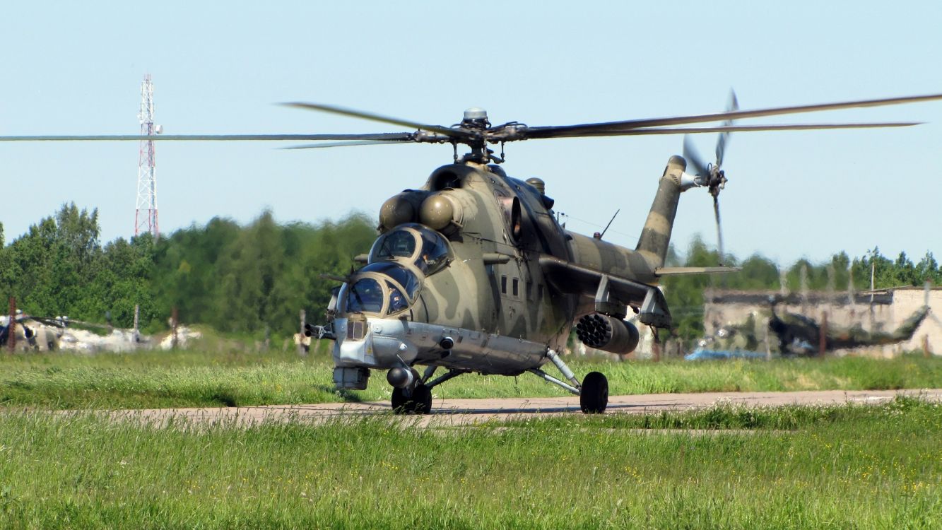 Helicóptero Militar de Camuflaje Verde y Negro Sobre el Campo de Hierba Verde Durante el Día. Wallpaper in 2560x1440 Resolution