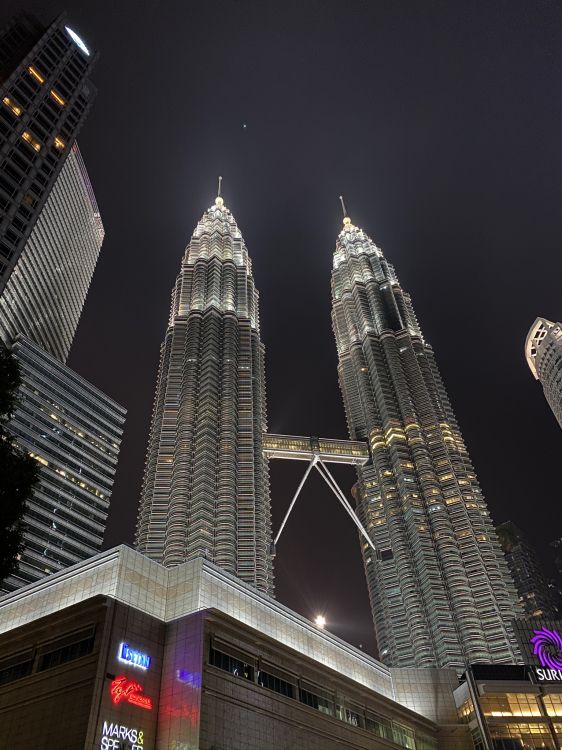 Petronas Towers, Kuala Lumpur, Malaysien, Petronas Twin Towers; Petronas Zwillingstürme, Nacht. Wallpaper in 1536x2048 Resolution