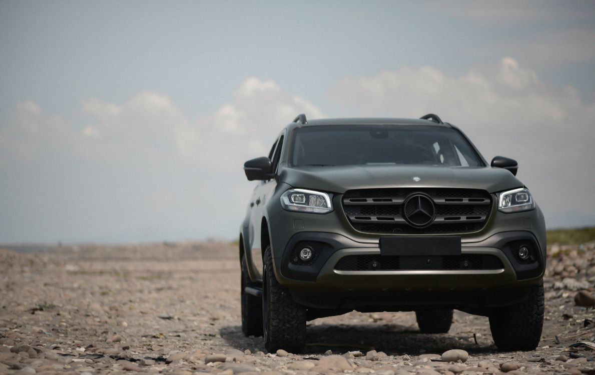 Schwarzes Mercedes Benz Auto Auf Braunem Boden. Wallpaper in 8256x5206 Resolution