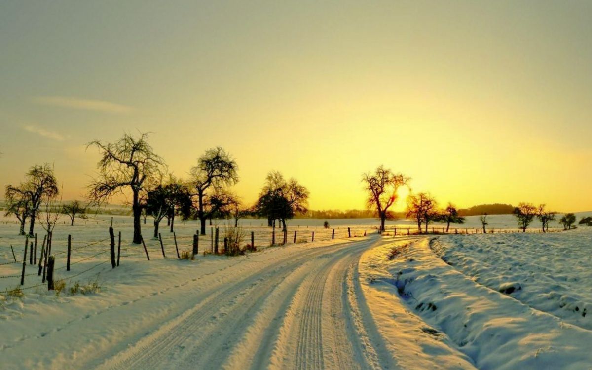 Carretera Cubierta de Nieve Durante la Puesta de Sol. Wallpaper in 2560x1600 Resolution