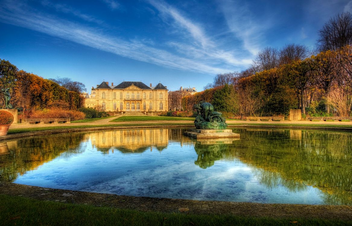 Bâtiment en Béton Brun Près du Lac Sous Ciel Bleu Pendant la Journée. Wallpaper in 4200x2697 Resolution