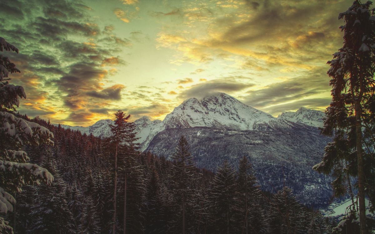 Montagne Couverte de Neige Sous un Ciel Nuageux Pendant la Journée. Wallpaper in 2560x1600 Resolution