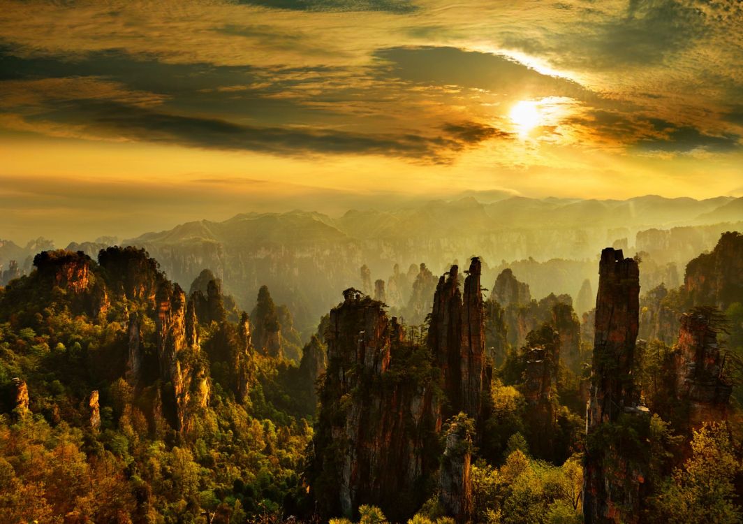 Arbres Verts Sur la Montagne Pendant la Journée. Wallpaper in 2856x2012 Resolution