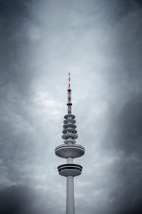 Weiß-schwarzer Turm Unter Bewölktem Himmel. Wallpaper in 4000x6000 Resolution