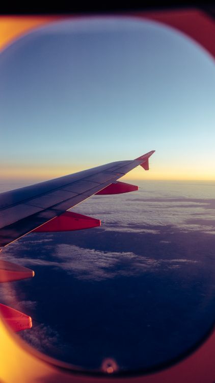 Ala de Avión Blanca y Roja Durante el Día. Wallpaper in 3376x6000 Resolution