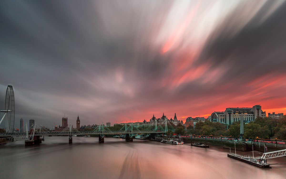 Cuerpo de Agua Cerca de Los Edificios de la Ciudad Durante la Noche. Wallpaper in 2880x1800 Resolution