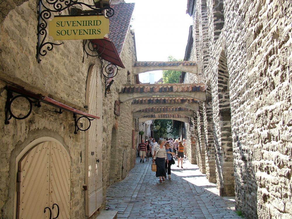 Leute, Die Tagsüber Auf Dem Bürgersteig Gehen. Wallpaper in 2848x2136 Resolution