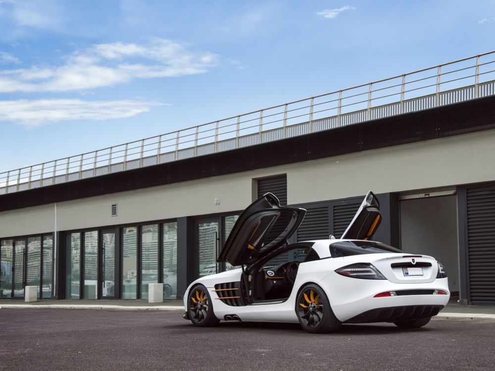 Weißer Und Schwarzer Porsche 911 Auf Parkplatz Geparkt. Wallpaper in 2048x1536 Resolution