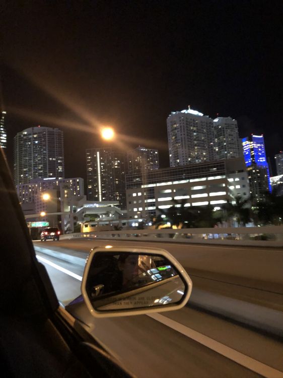 Roi, Voiture de Taille Moyenne, Miroir Automobile, Route, Nuit. Wallpaper in 1536x2048 Resolution