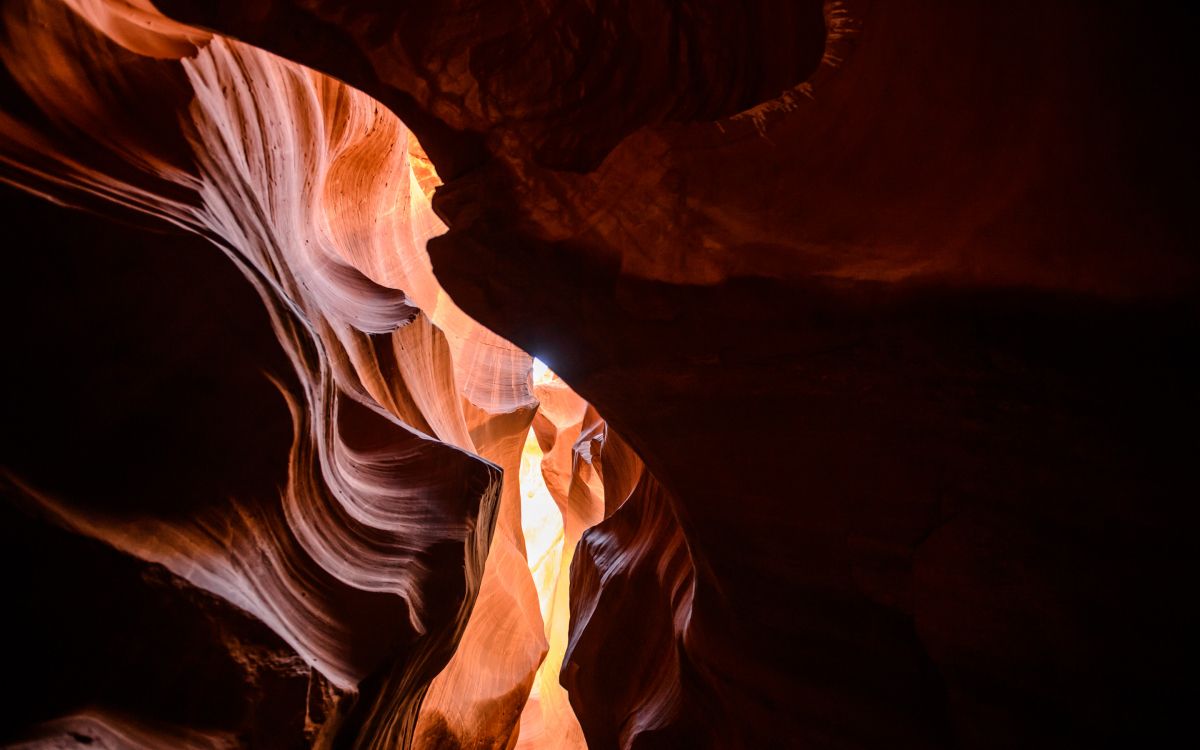 Grotte Brune et Blanche Avec Formation Rocheuse Brune et Noire. Wallpaper in 2880x1800 Resolution