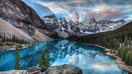 Image lake in the middle of mountains