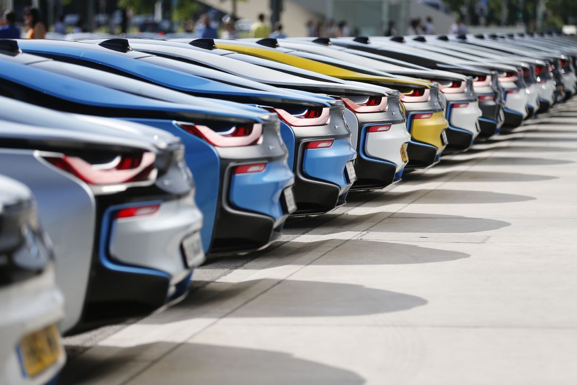 Blau-gelbe Und Schwarze Autos Auf Dem Parkplatz Tagsüber. Wallpaper in 5184x3456 Resolution