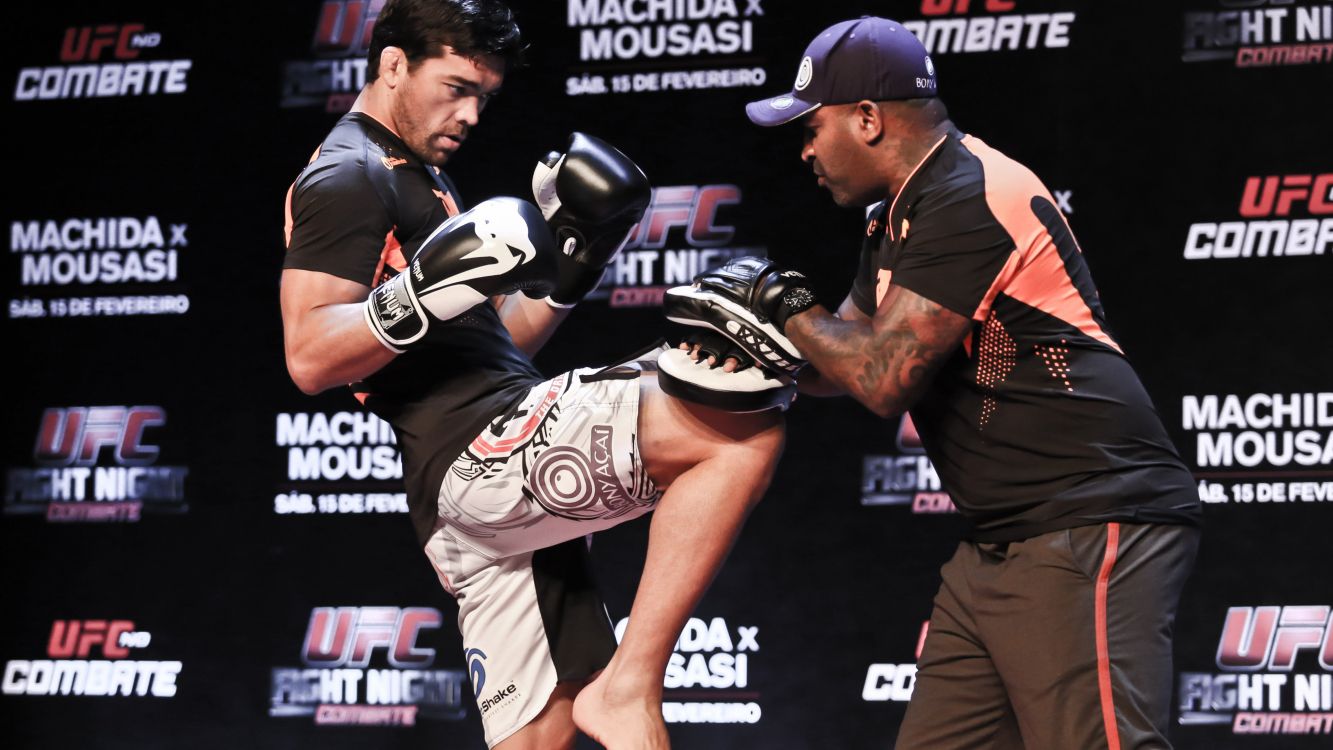 Homme en Chemise Jersey Noir et Blanc Tenant un Casque Noir et Blanc. Wallpaper in 3840x2160 Resolution