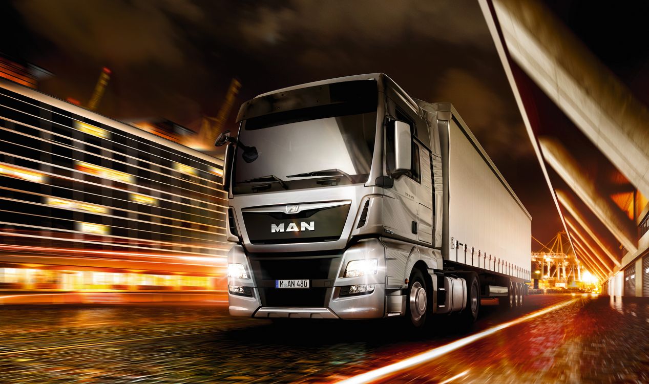 Camion Mercedes Benz Blanc Sur Route Pendant la Nuit. Wallpaper in 2560x1515 Resolution