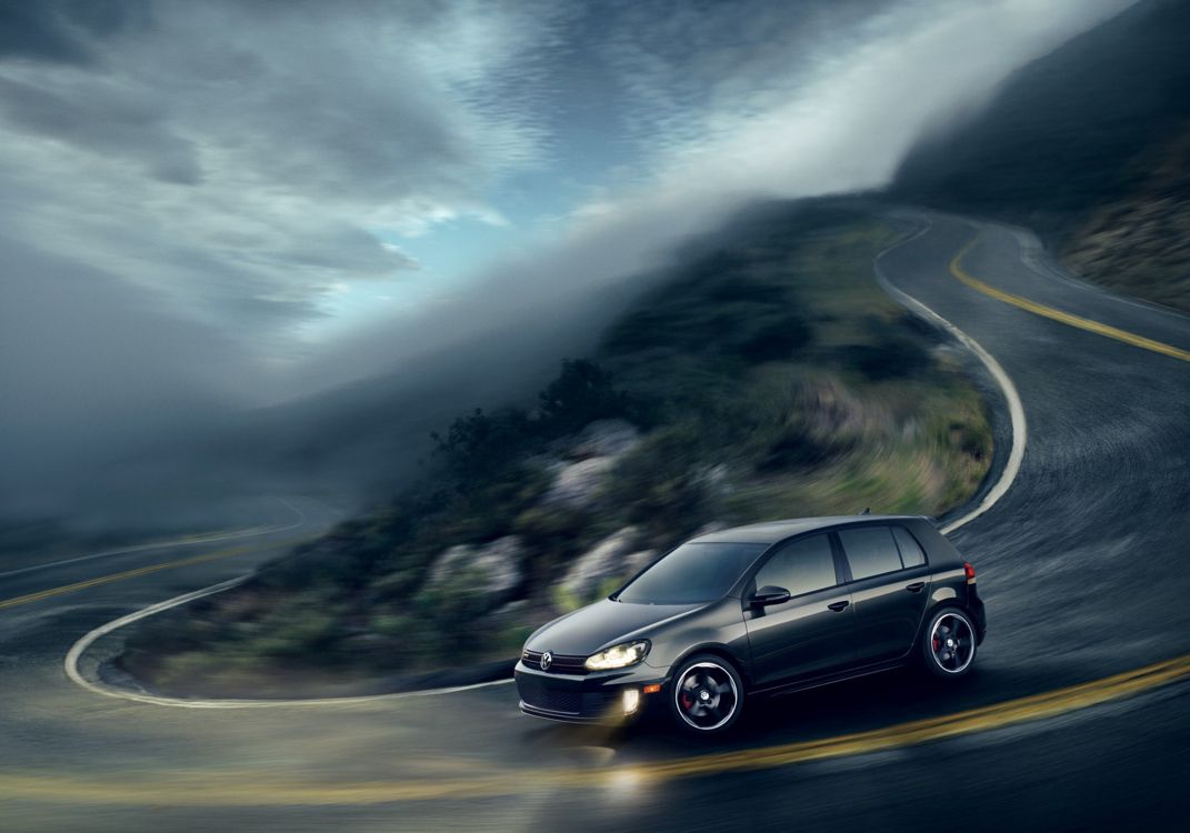 Mercedes Benz Classe C Noire Sur Route Pendant la Journée. Wallpaper in 3000x2100 Resolution