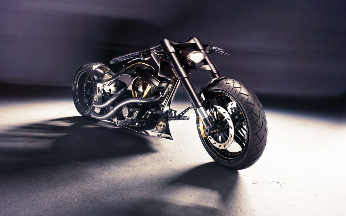 Schwarz-silbernes Cruiser-Motorrad. Wallpaper in 2560x1600 Resolution