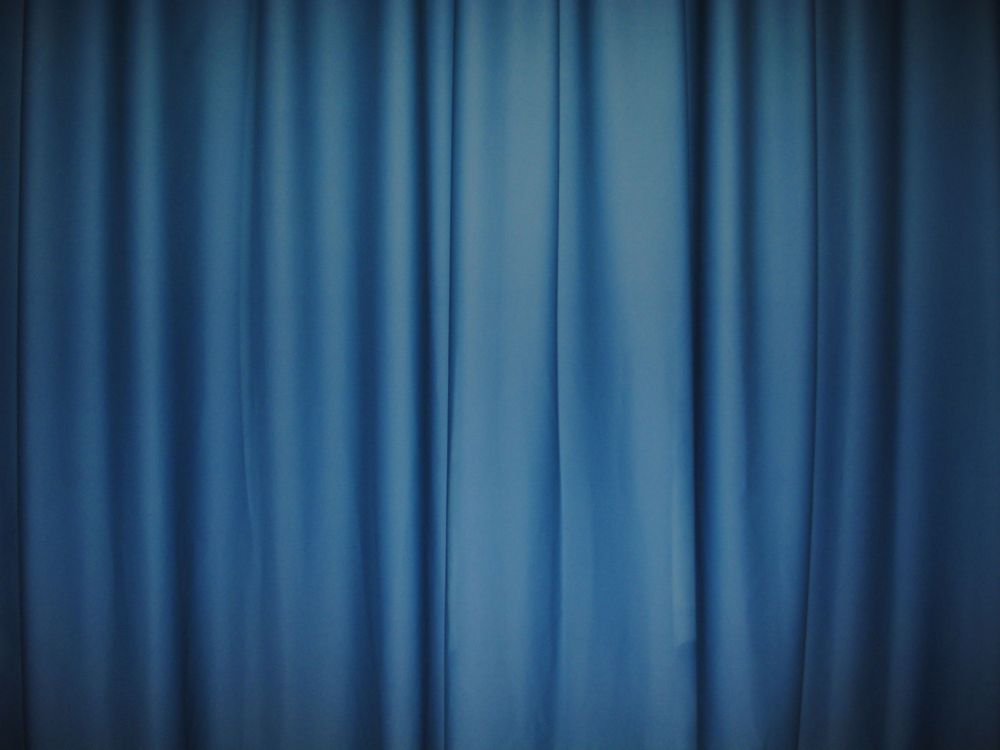 Rideau Bleu Sur Mur Blanc. Wallpaper in 2560x1920 Resolution