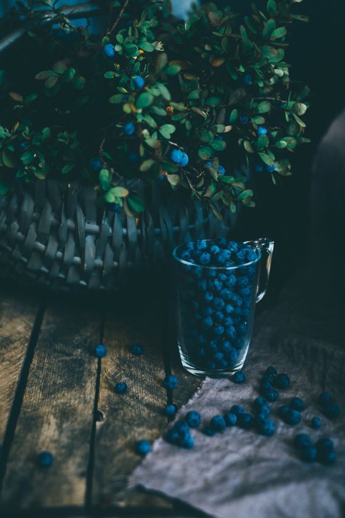 Verre à Boire Clair Sur Une Table en Bois Marron. Wallpaper in 4912x7360 Resolution