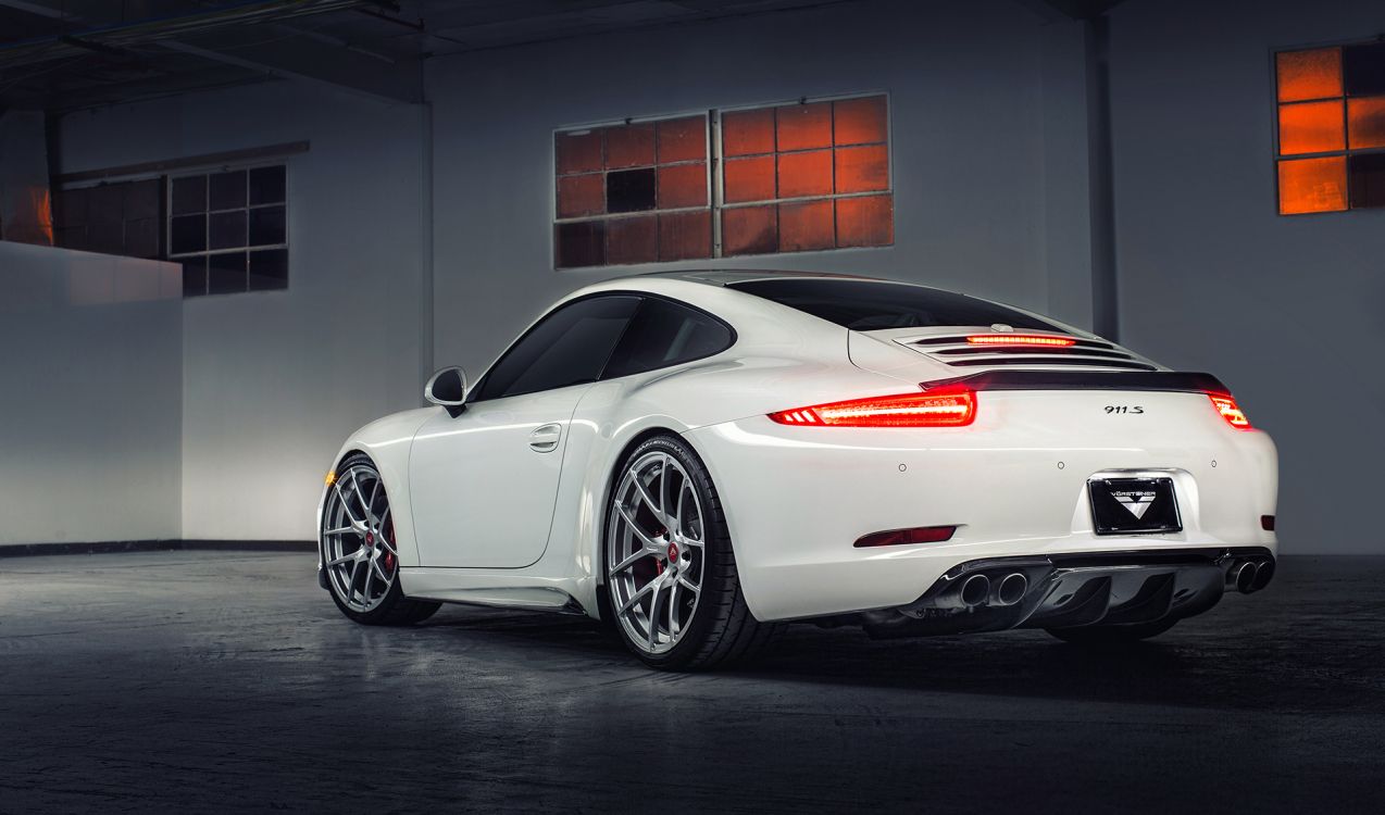 Porsche 911 Blanche Garée Dans un Garage. Wallpaper in 1920x1130 Resolution