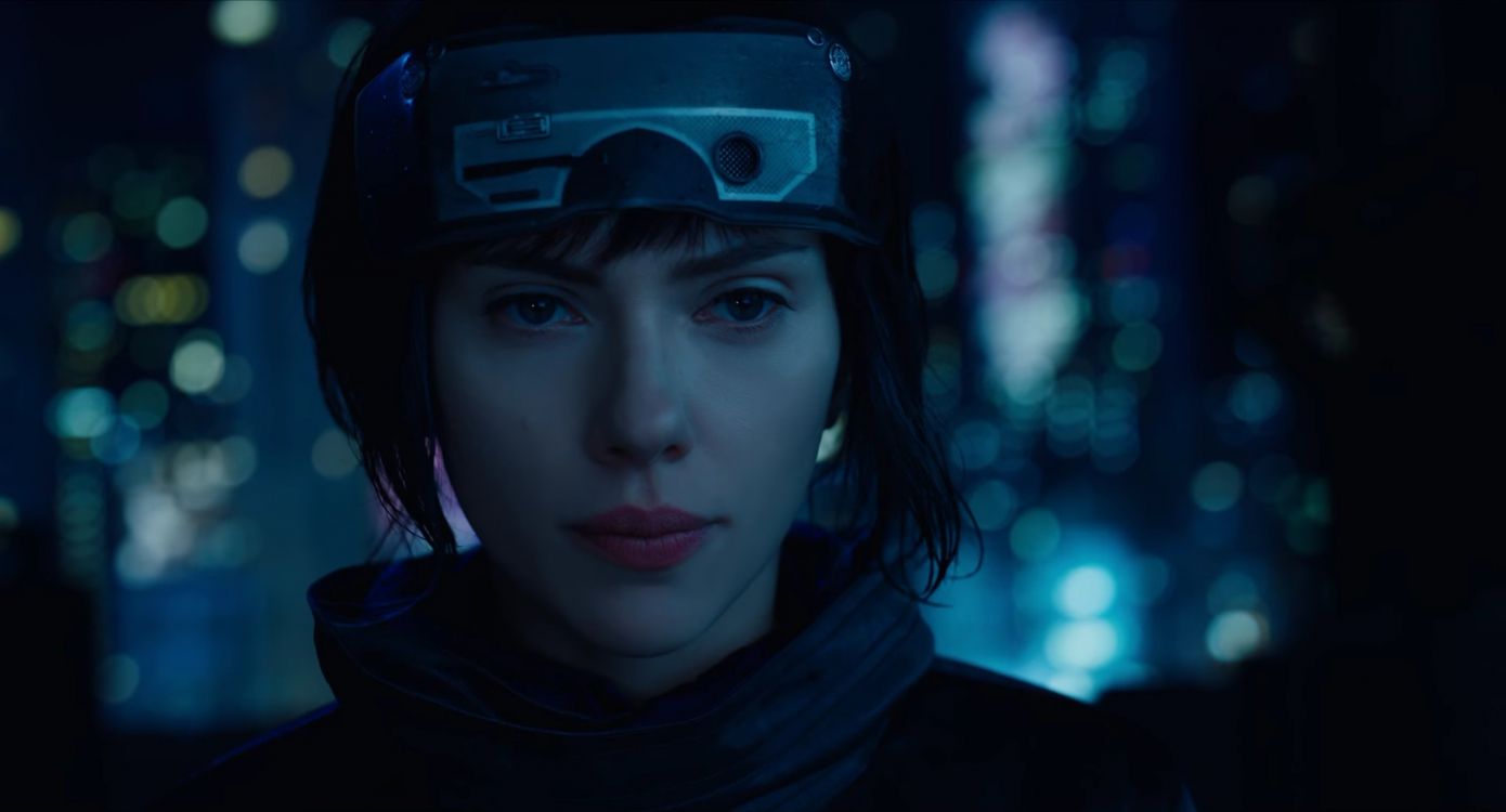 Frau im Schwarzen Hoodie Mit Blauem Helm. Wallpaper in 2560x1381 Resolution