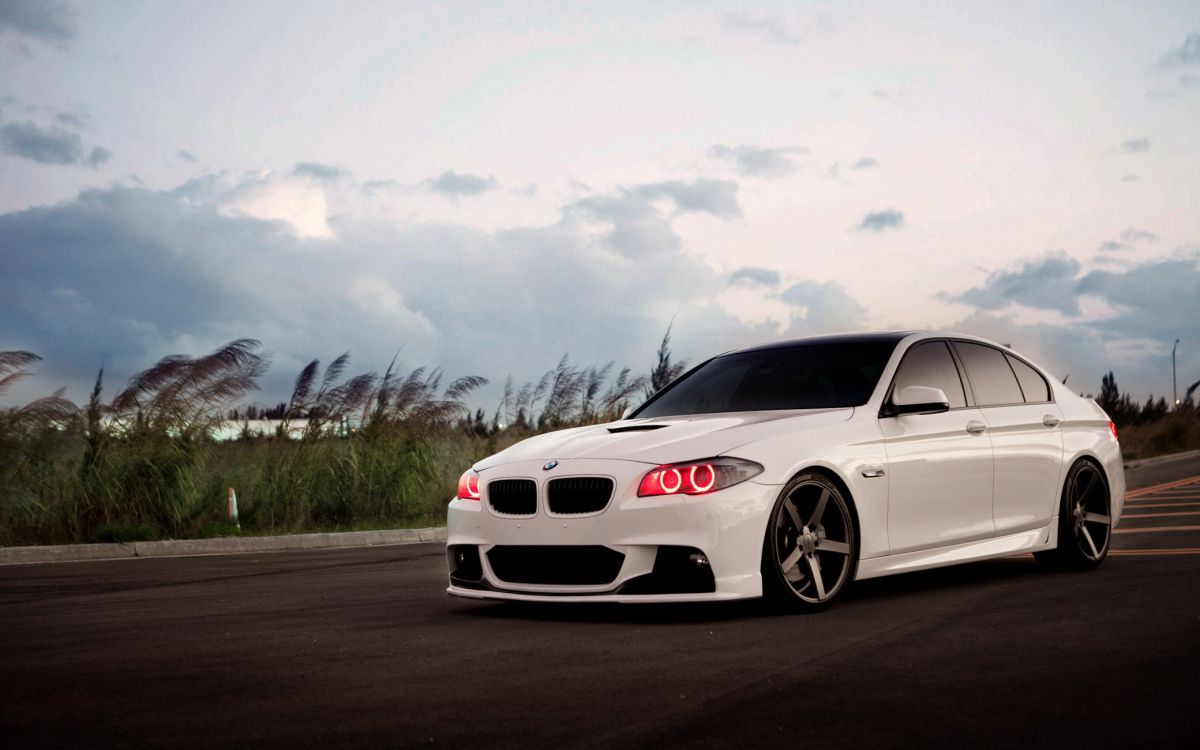 Bmw m 3 Blanc Sur Route Pendant la Journée. Wallpaper in 2080x1300 Resolution