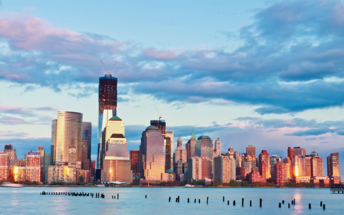 Horizonte de la Ciudad a Través Del Cuerpo de Agua Durante el Día.. Wallpaper in 2880x1800 Resolution