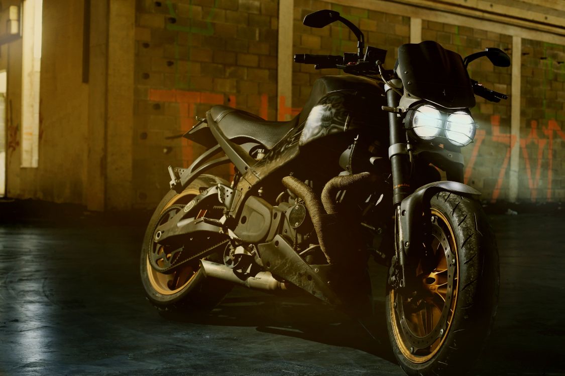 Motocicleta Negra y Plateada Estacionada Junto a Una Pared de Ladrillo Marrón. Wallpaper in 5472x3648 Resolution